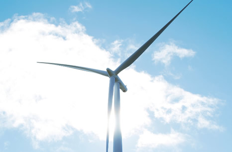 Molino de energía eolica renovable sostenible visto desde abajo