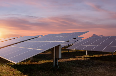 Planta solar fotovoltaica al atardecer en España, símbolo del récord de generación solar de junio de 2026