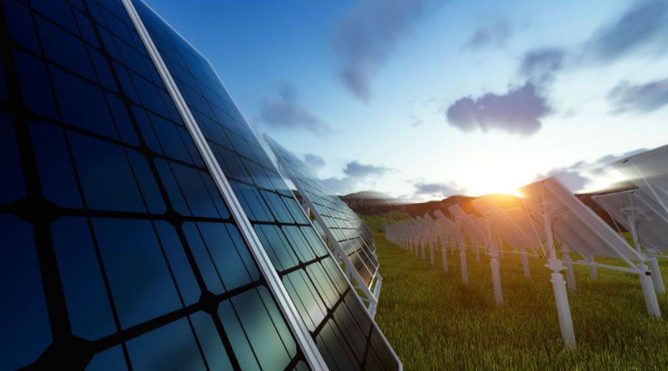 Gran planta solar fotovoltaica con filas de paneles en Andalucía, la comunidad que más energía solar produce en España