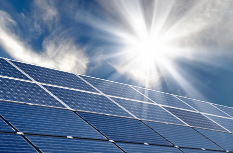 Aerogeneradores y paneles solares bajo un cielo de verano en España, en el mes de mayor demanda eléctrica de 2026