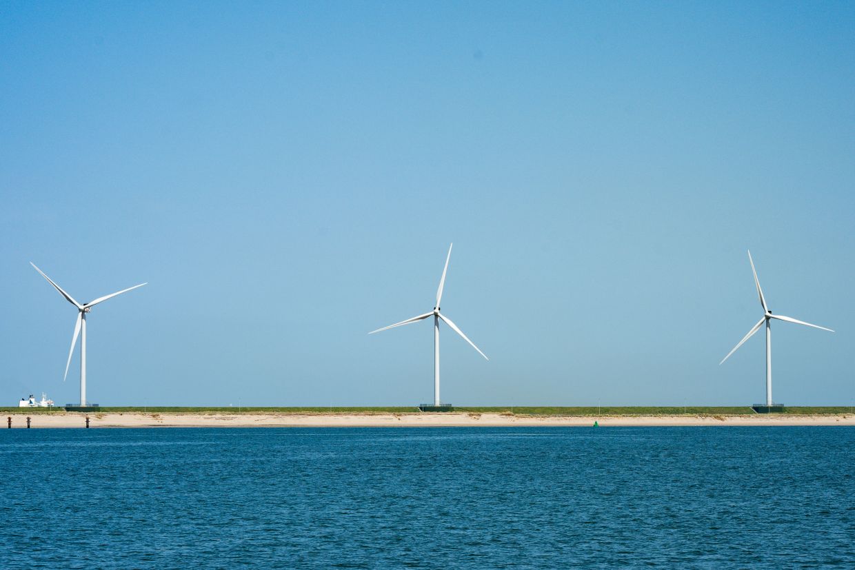 Aerogenerador marino sobre una plataforma flotante amarrada al fondo del mar frente a una costa española